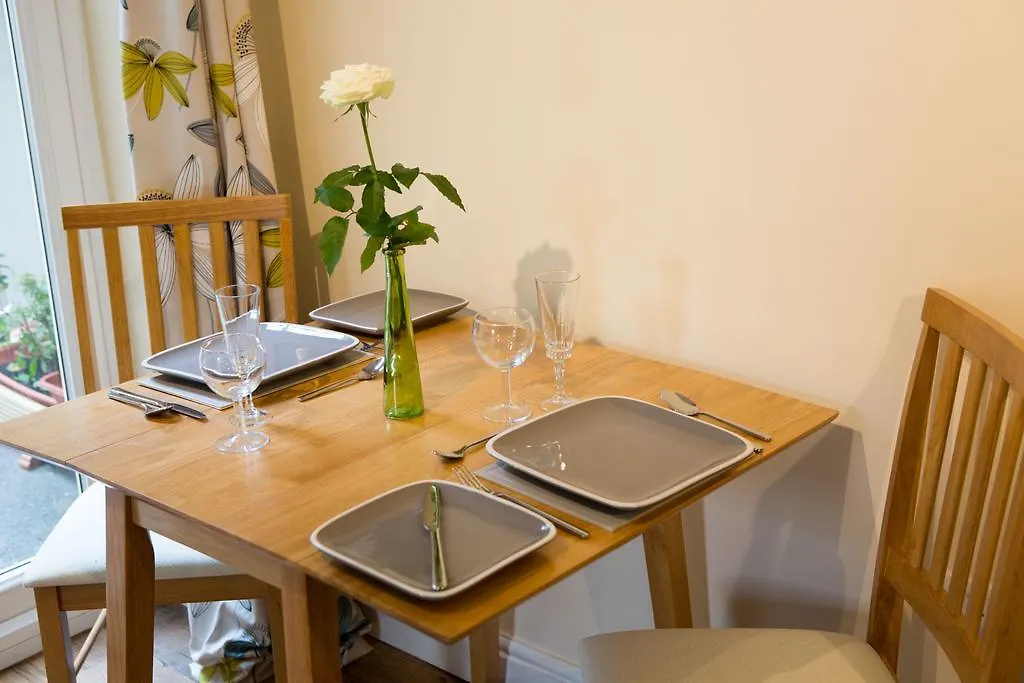 Plover Cottage Huddersfield 0*,